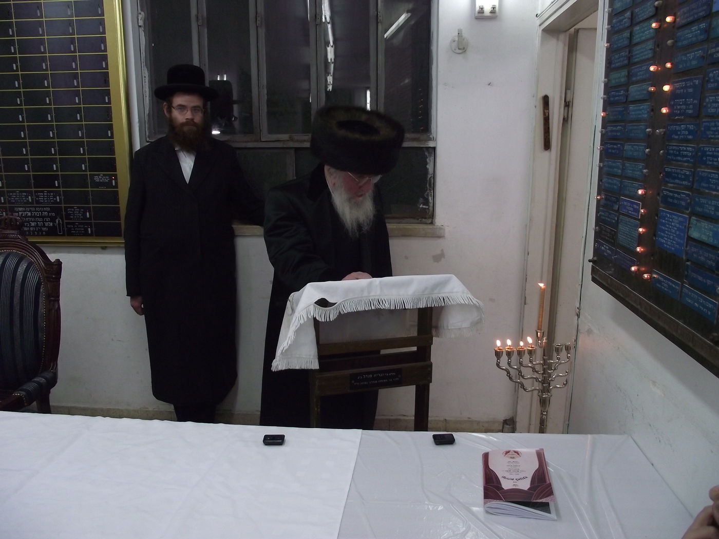 תיעוד: הדלקת נרות וטיש חנוכה בספינקא בני ברק