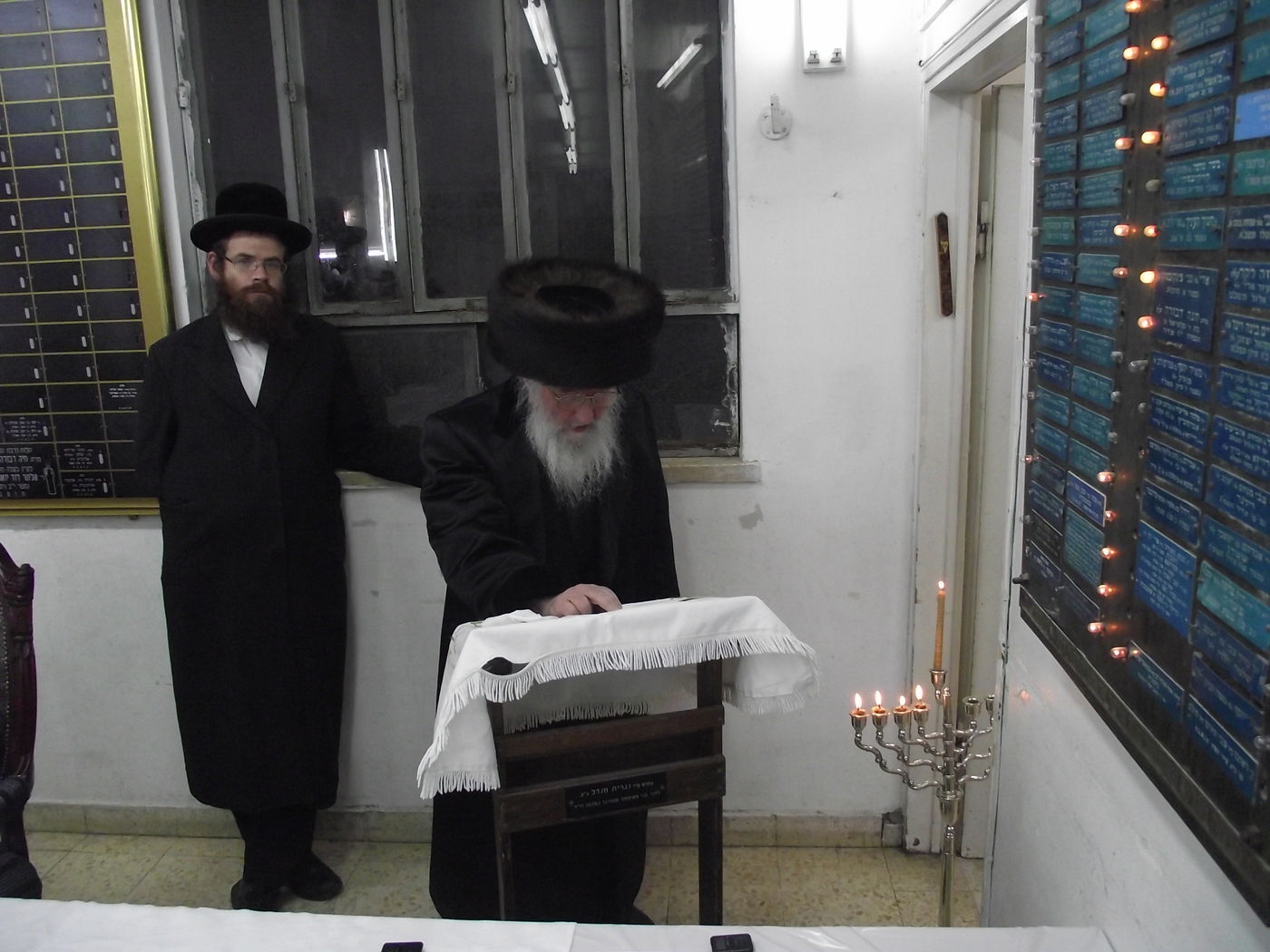 תיעוד: הדלקת נרות וטיש חנוכה בספינקא בני ברק