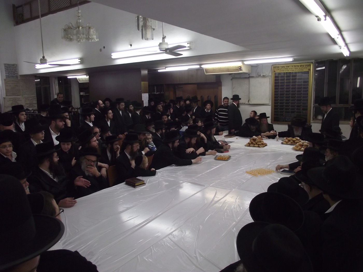 תיעוד: הדלקת נרות וטיש חנוכה בספינקא בני ברק