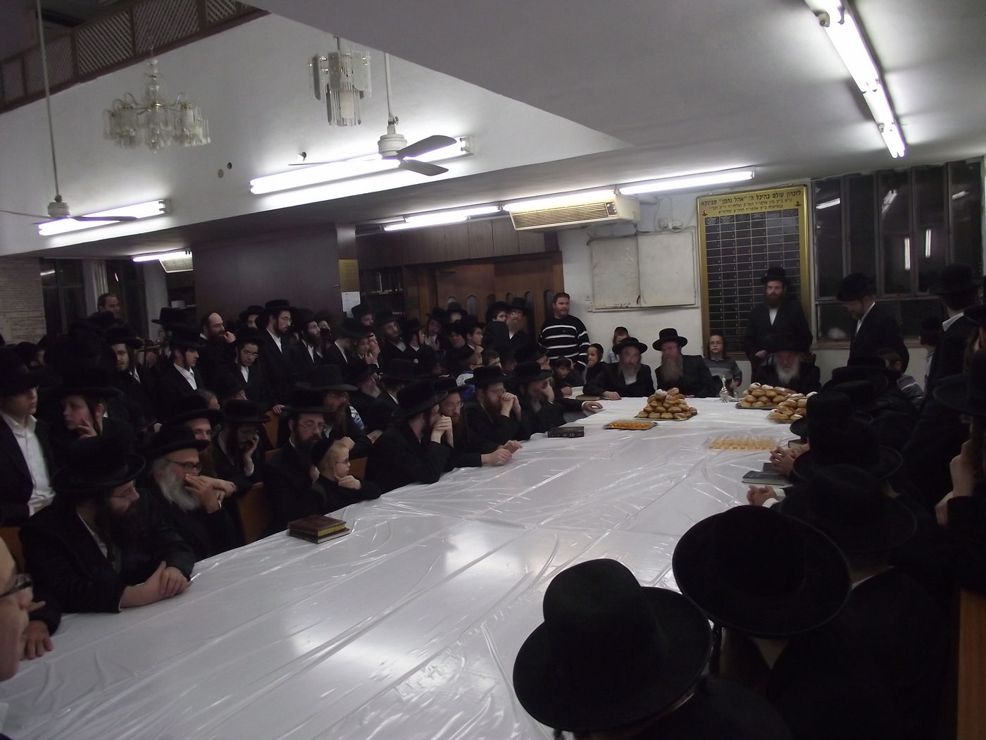 תיעוד: הדלקת נרות וטיש חנוכה בספינקא בני ברק