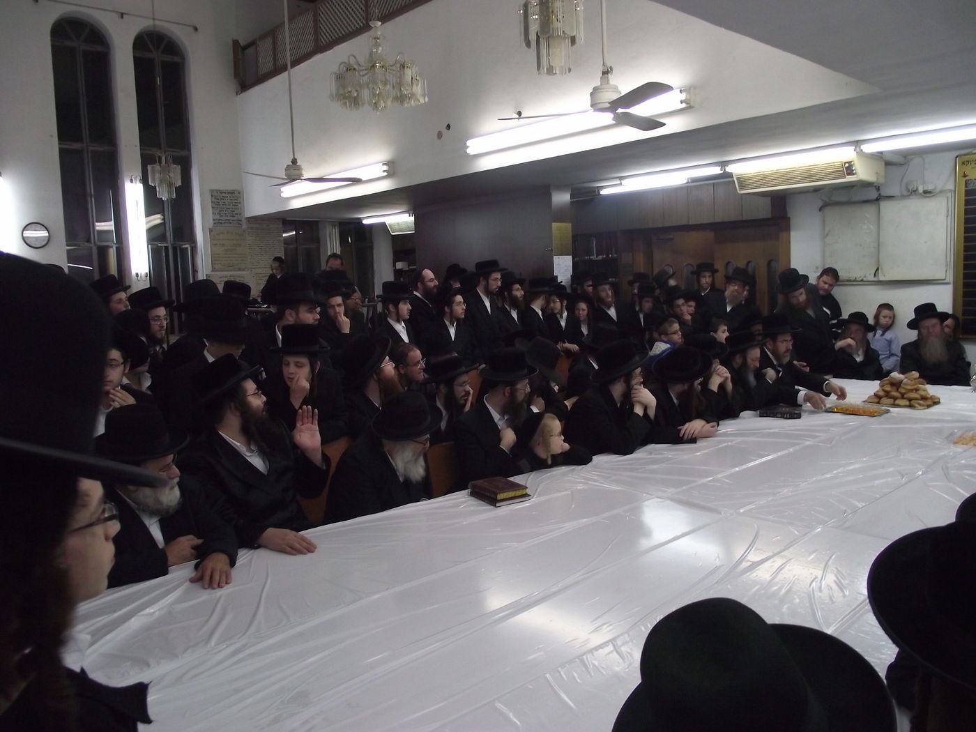 תיעוד: הדלקת נרות וטיש חנוכה בספינקא בני ברק