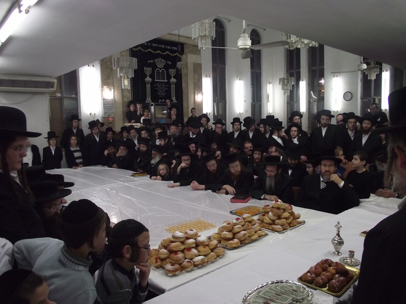 תיעוד: הדלקת נרות וטיש חנוכה בספינקא בני ברק