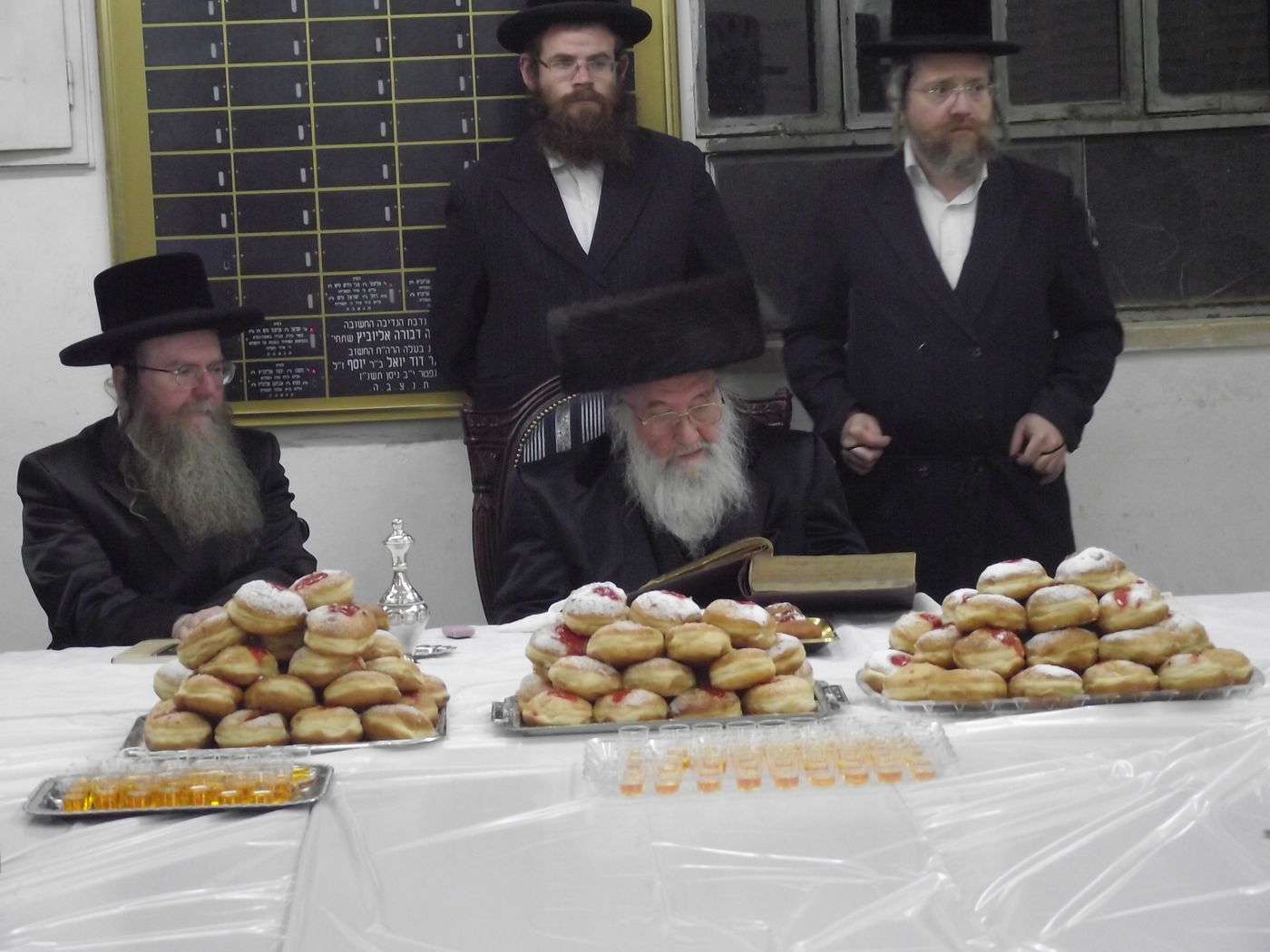 תיעוד: הדלקת נרות וטיש חנוכה בספינקא בני ברק