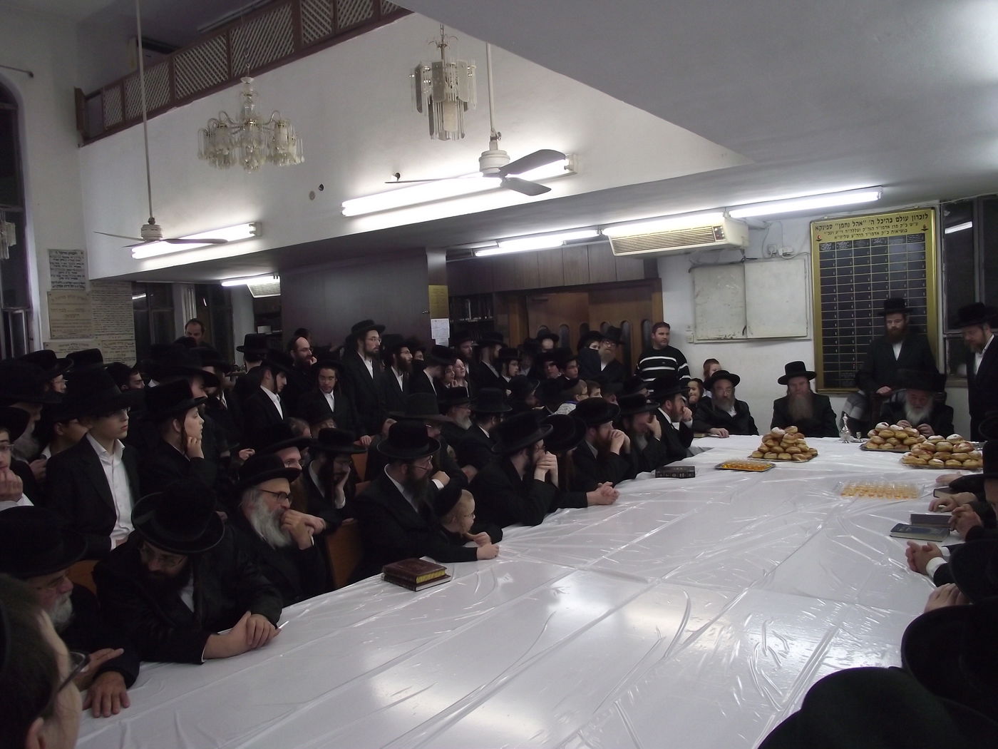 תיעוד: הדלקת נרות וטיש חנוכה בספינקא בני ברק