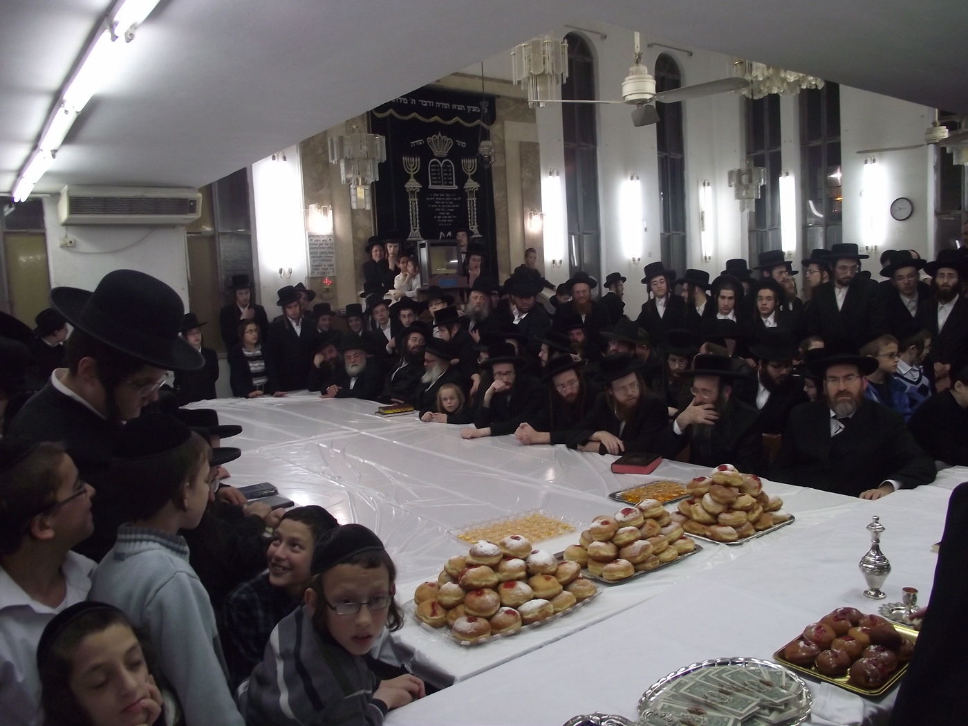 תיעוד: הדלקת נרות וטיש חנוכה בספינקא בני ברק