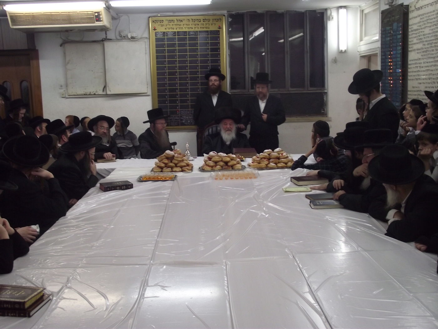 תיעוד: הדלקת נרות וטיש חנוכה בספינקא בני ברק