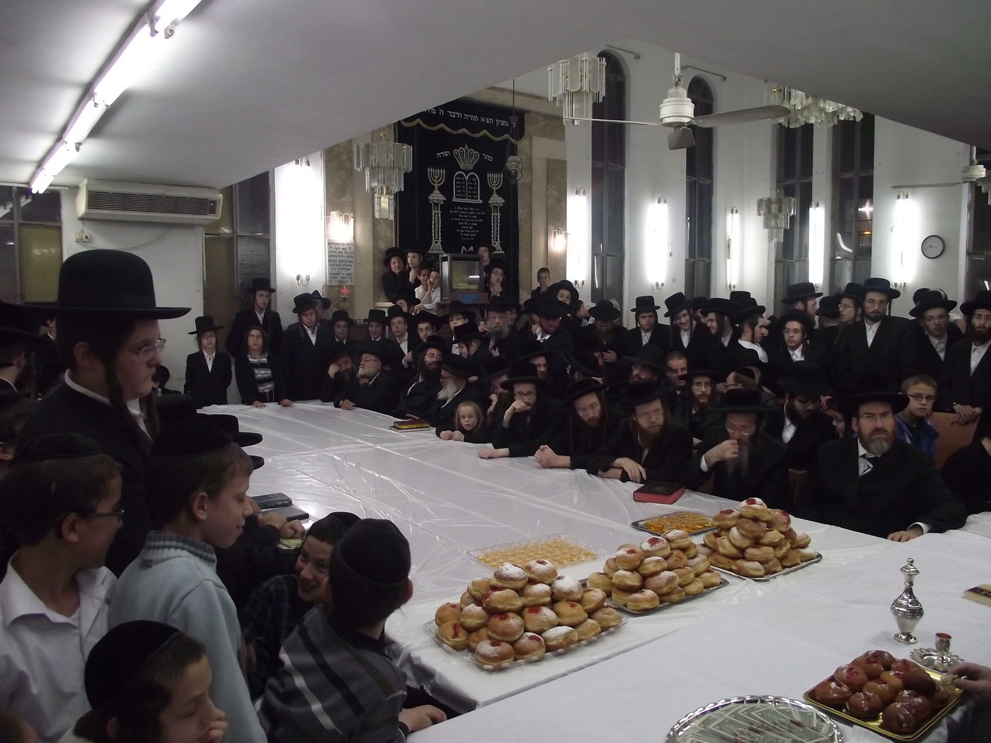 תיעוד: הדלקת נרות וטיש חנוכה בספינקא בני ברק