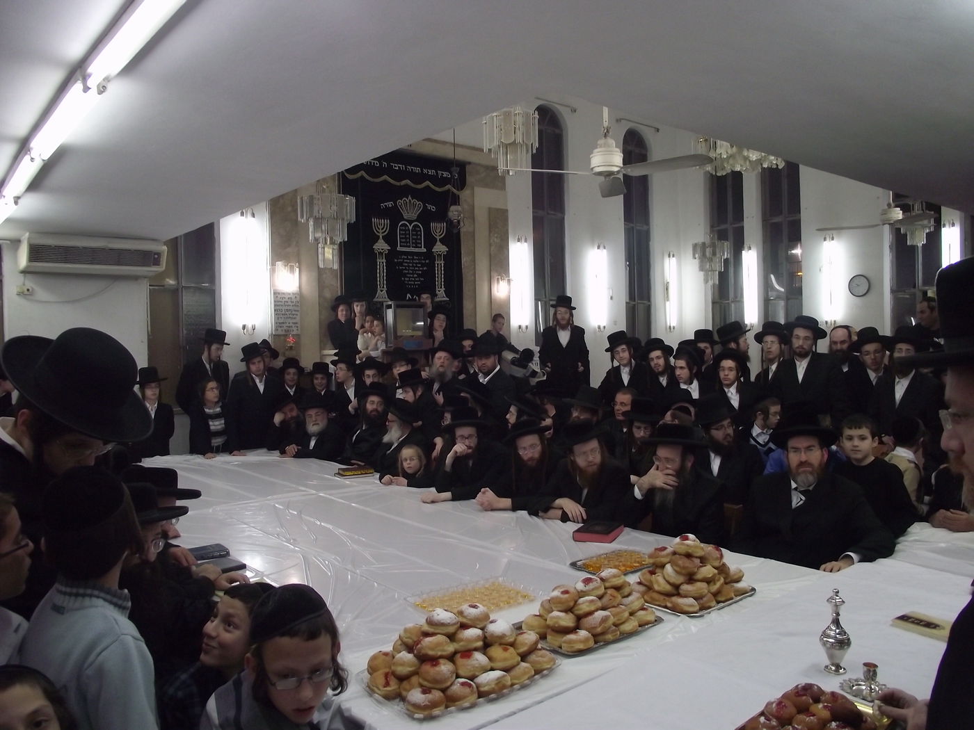 תיעוד: הדלקת נרות וטיש חנוכה בספינקא בני ברק