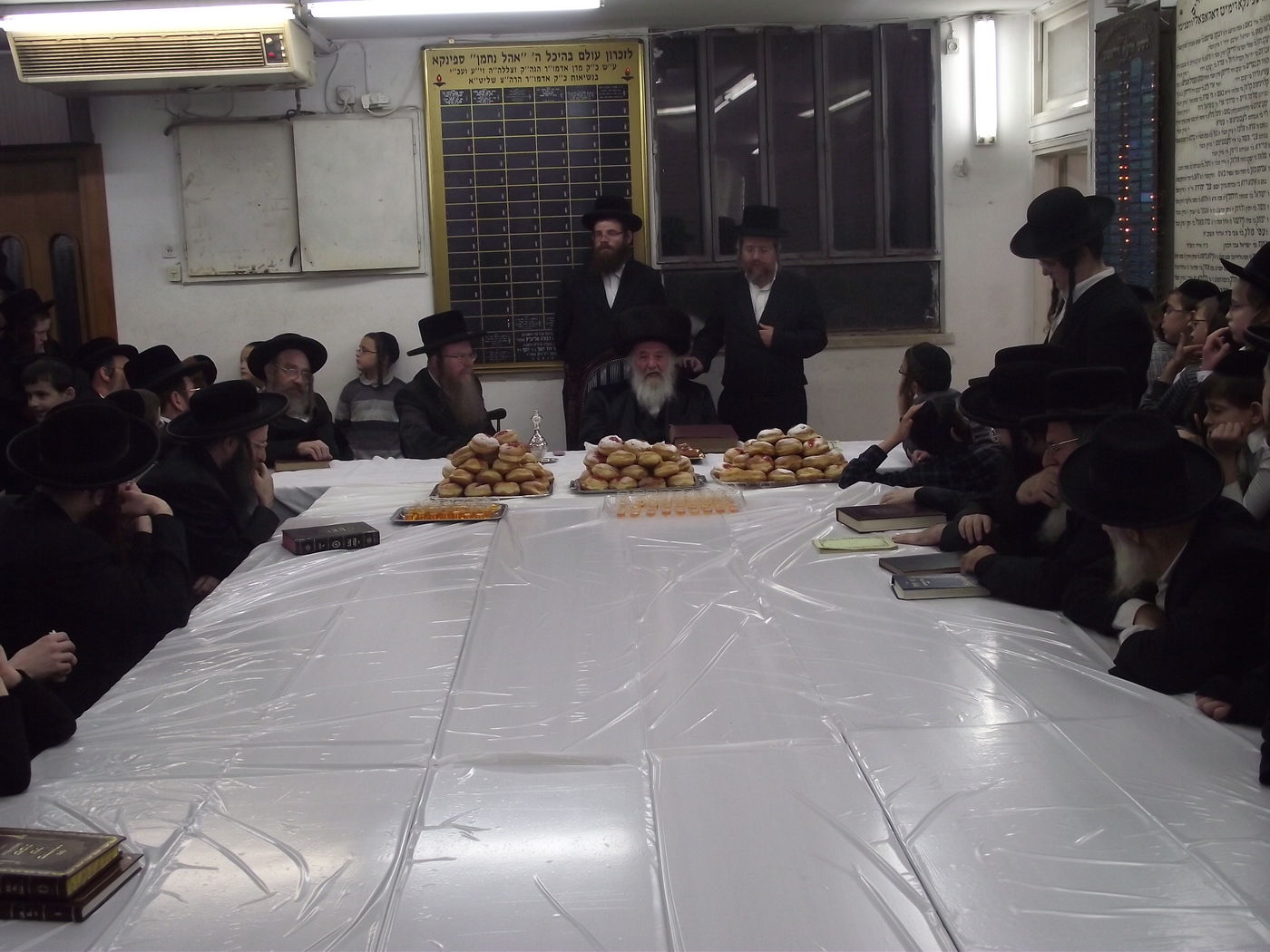 תיעוד: הדלקת נרות וטיש חנוכה בספינקא בני ברק