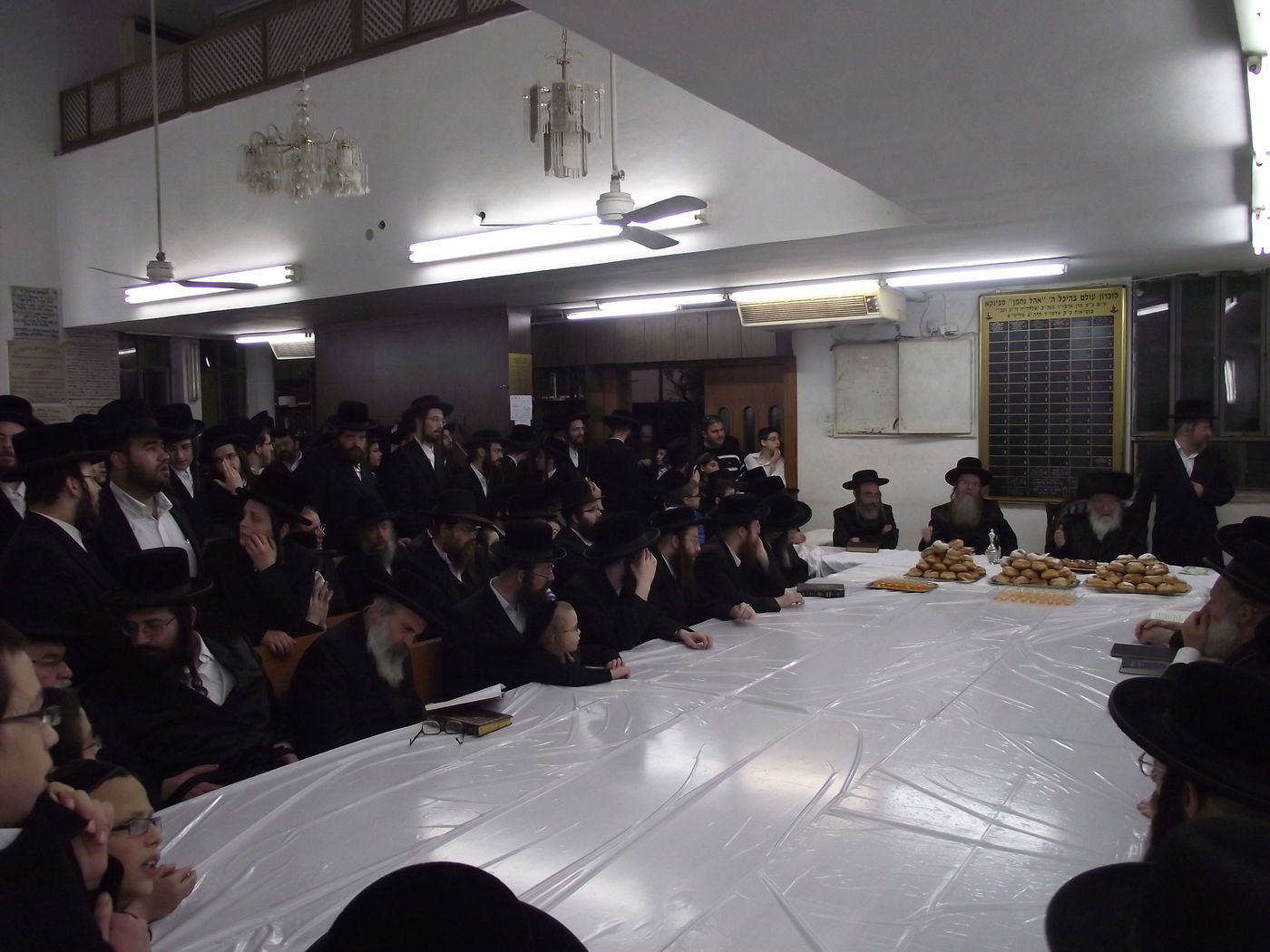 תיעוד: הדלקת נרות וטיש חנוכה בספינקא בני ברק