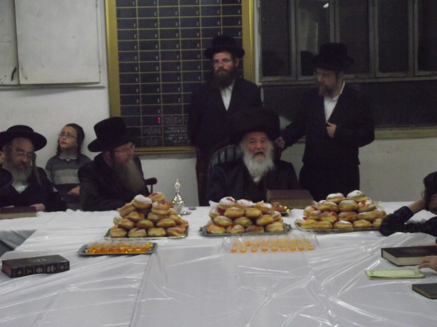 תיעוד: הדלקת נרות וטיש חנוכה בספינקא בני ברק