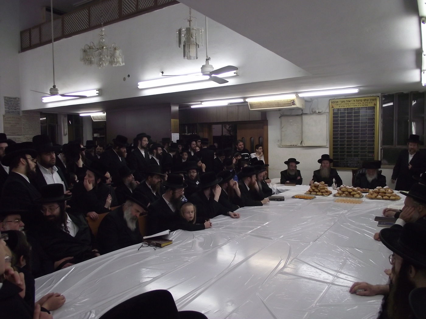 תיעוד: הדלקת נרות וטיש חנוכה בספינקא בני ברק