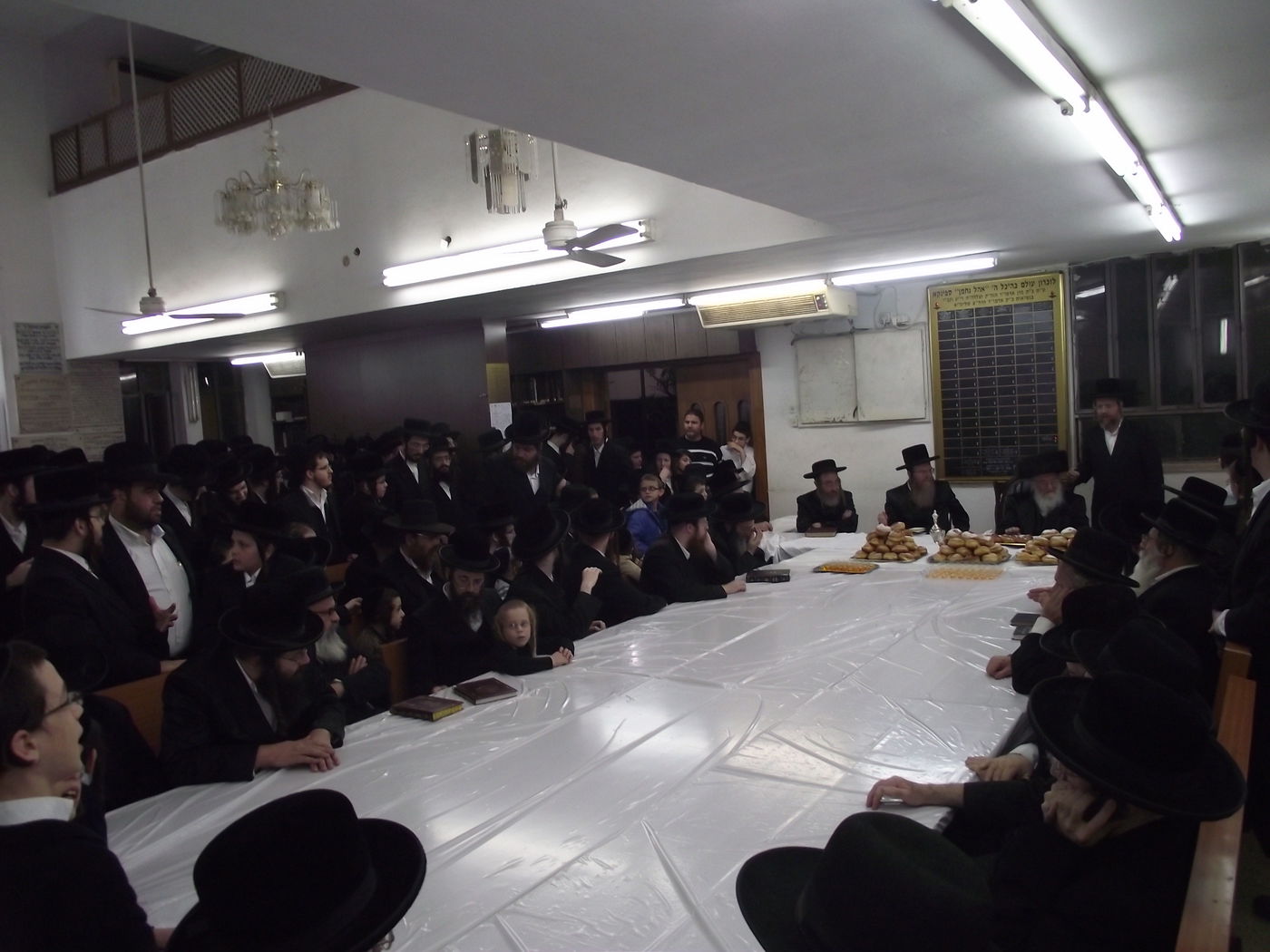 תיעוד: הדלקת נרות וטיש חנוכה בספינקא בני ברק