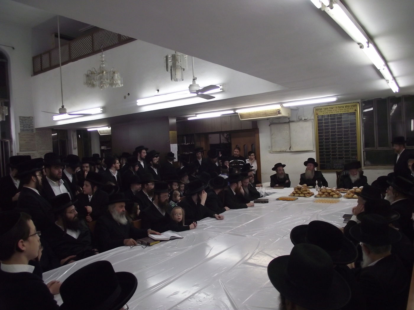 תיעוד: הדלקת נרות וטיש חנוכה בספינקא בני ברק