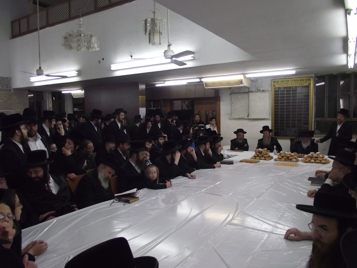 תיעוד: הדלקת נרות וטיש חנוכה בספינקא בני ברק