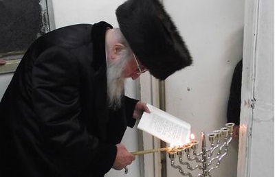 תיעוד: הדלקת נרות וטיש חנוכה בספינקא בני ברק