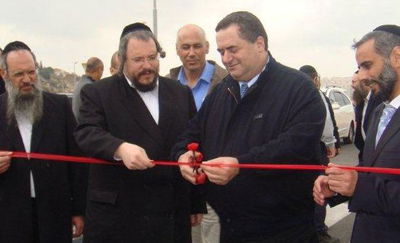 ראש עירית ביתר עילית מאיר רובינשטיין והשר ישראל כץ