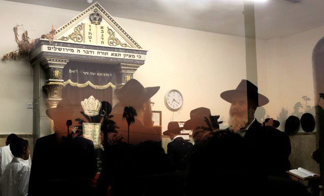 מתפללים בבית כנסת