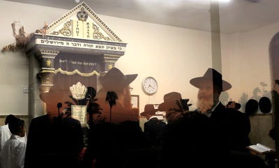 מתפללים בבית כנסת