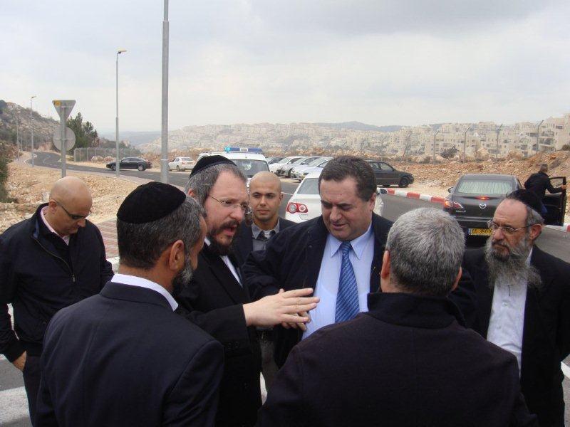 ישיבת צוות ברחובה של עיר, רובינשטיין וכץ