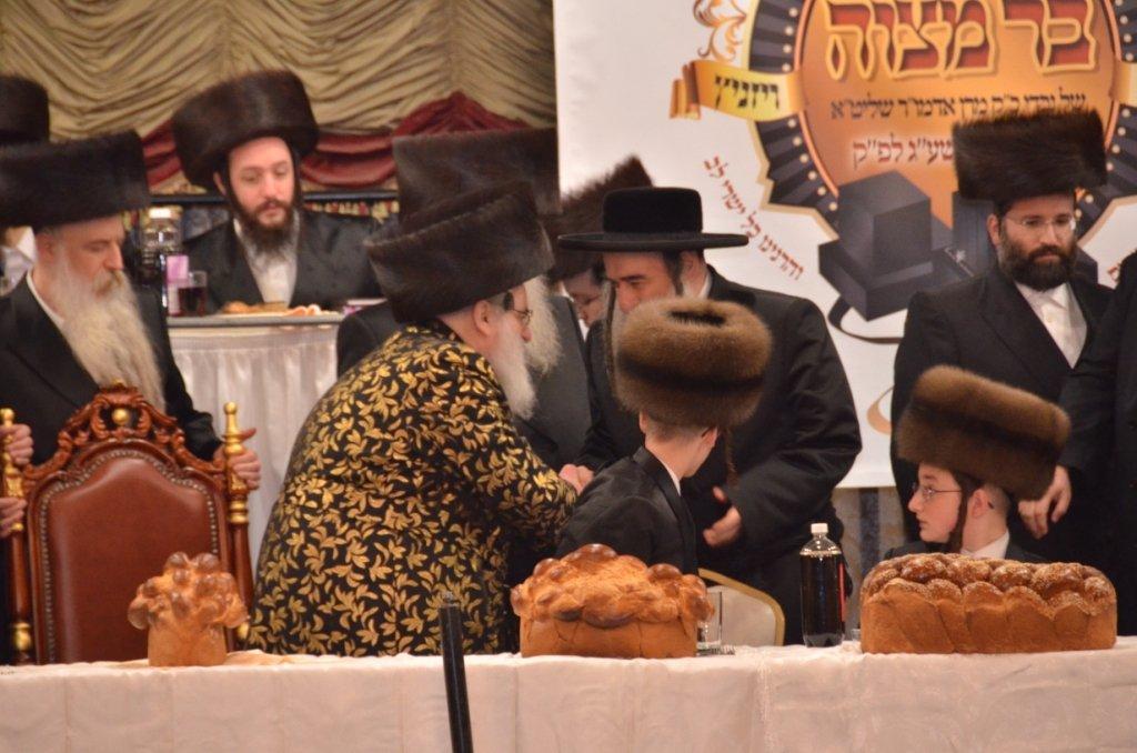 צפו: שמחת בר המצווה בויז'ניץ