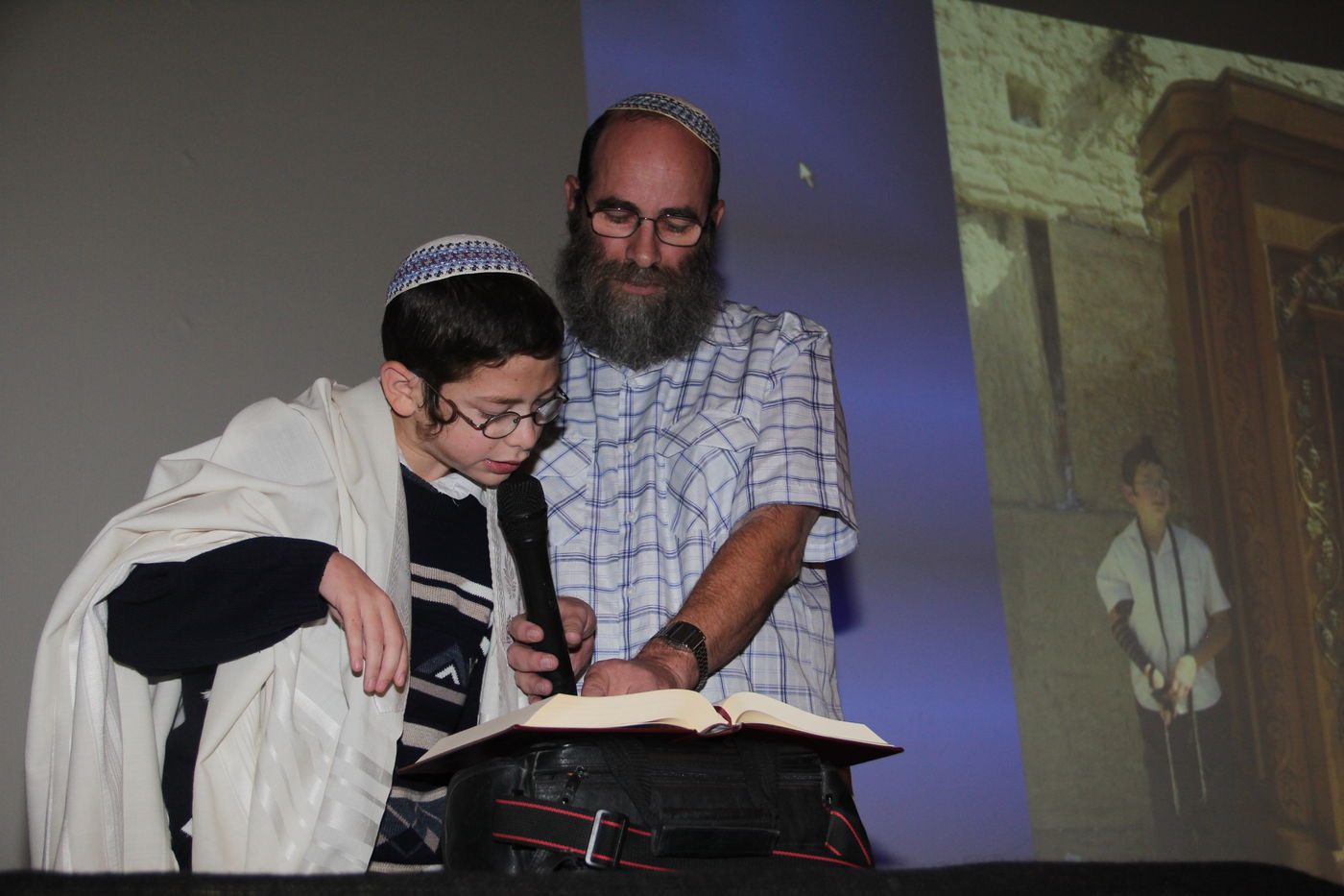 אריאל קורא את ההפטרה יחד עם אביו