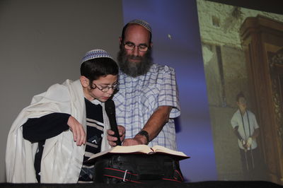 אריאל קורא את ההפטרה יחד עם אביו