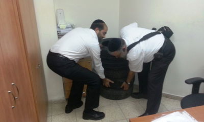 מכינים צמיגים להפגנה