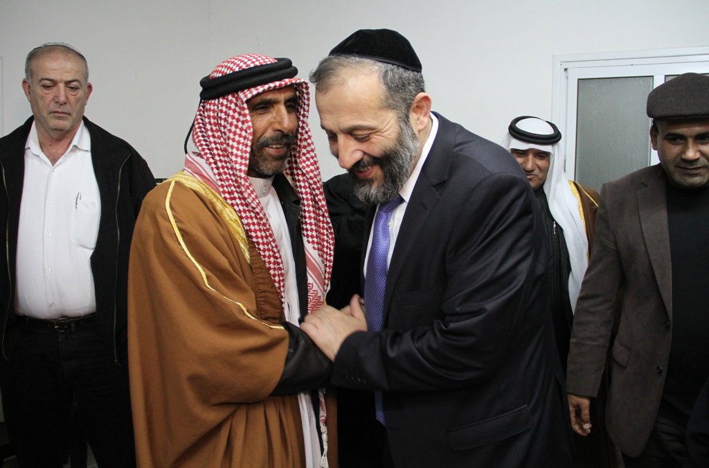 כשאריה דרעי התיישב על הרצפה