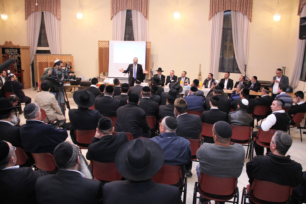 כשאריה דרעי התיישב על הרצפה