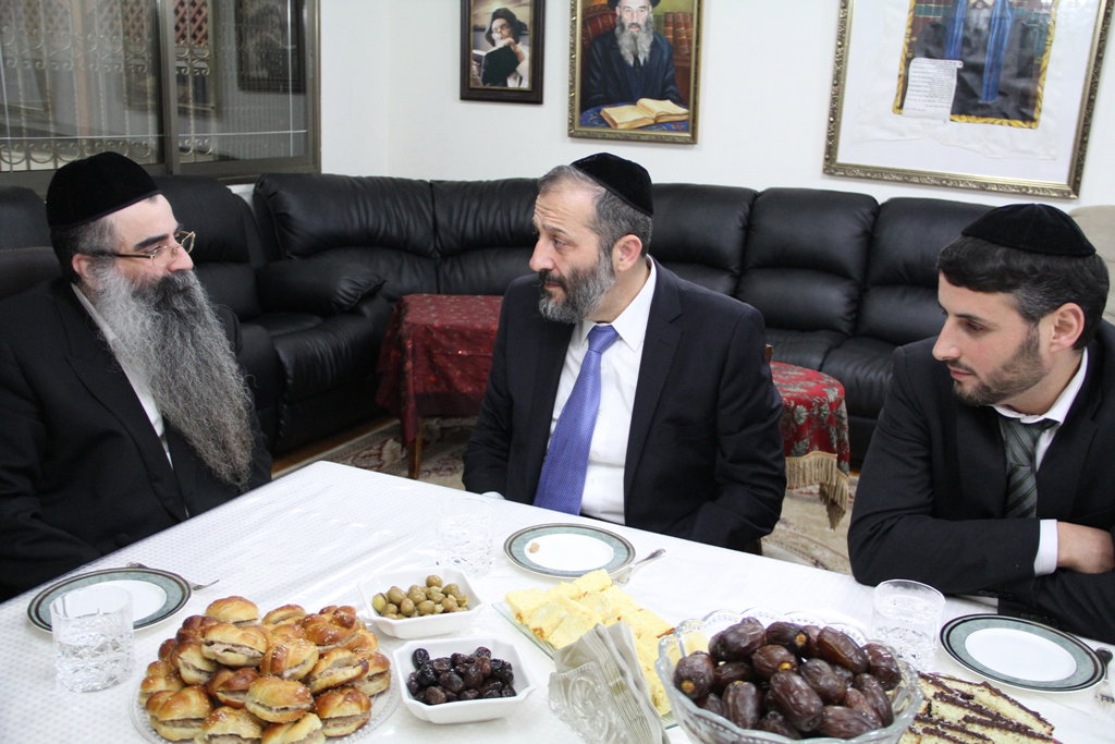 כשאריה דרעי התיישב על הרצפה