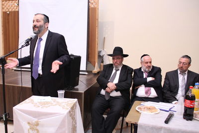 כשאריה דרעי התיישב על הרצפה