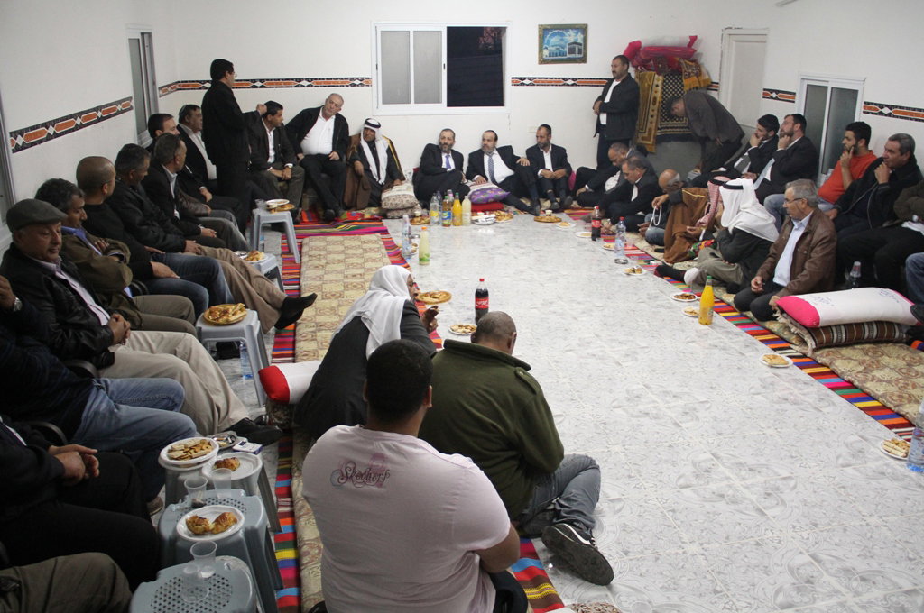 כשאריה דרעי התיישב על הרצפה