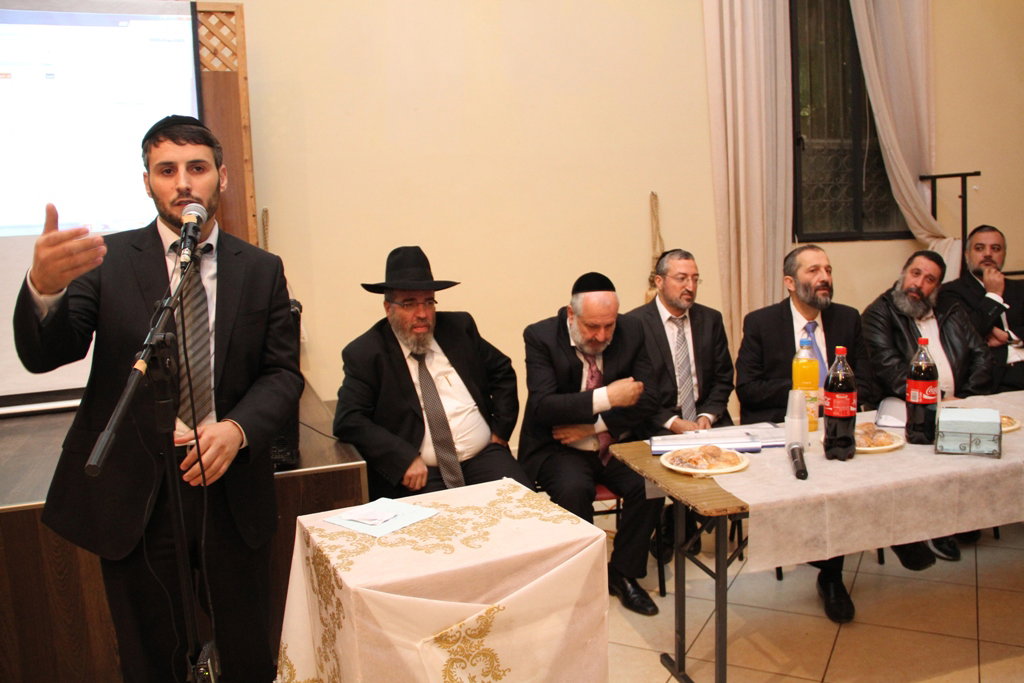 כשאריה דרעי התיישב על הרצפה