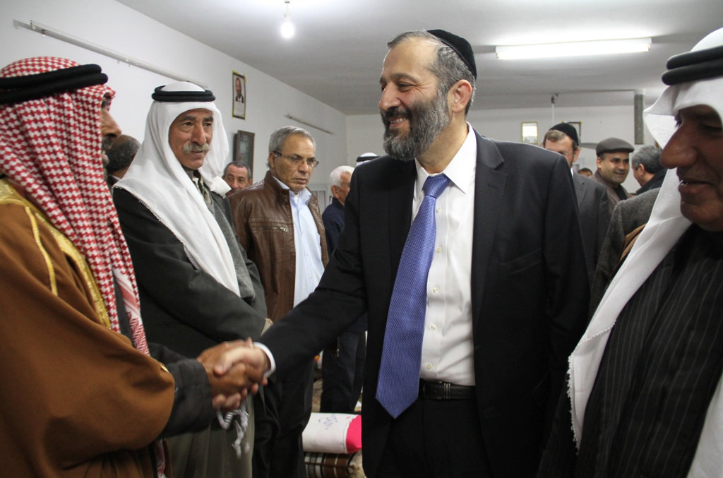 כשאריה דרעי התיישב על הרצפה