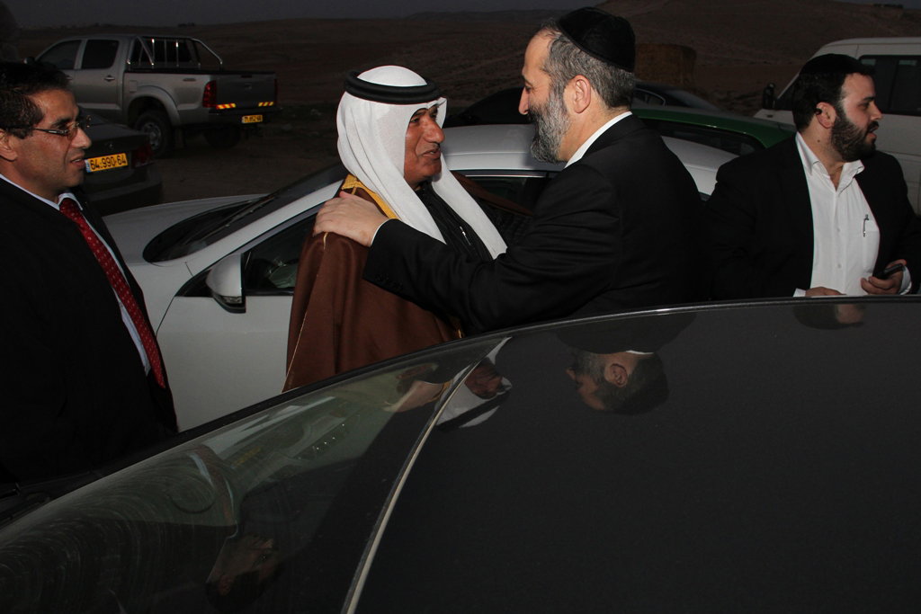 כשאריה דרעי התיישב על הרצפה