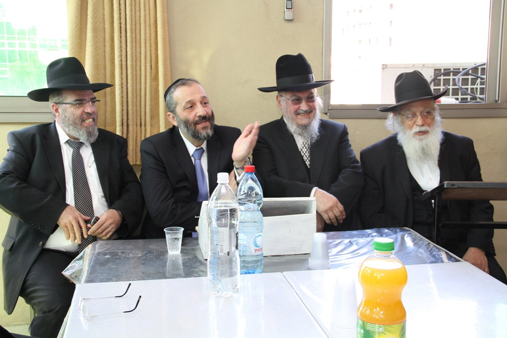 כשאריה דרעי התיישב על הרצפה