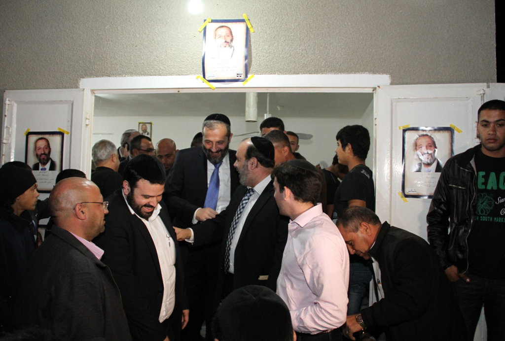 כשאריה דרעי התיישב על הרצפה