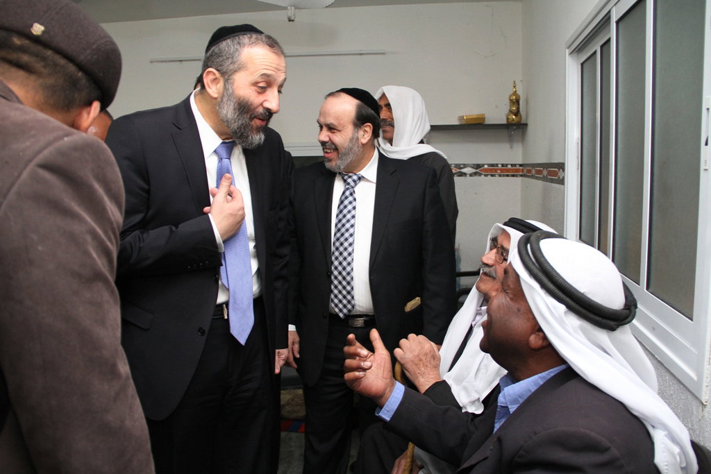 כשאריה דרעי התיישב על הרצפה