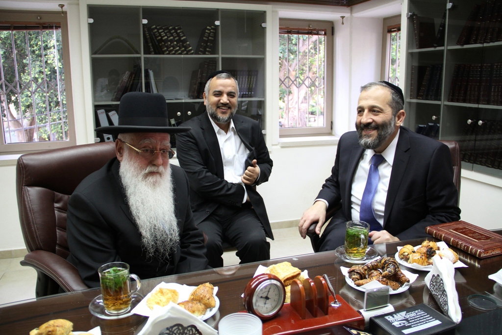 כשאריה דרעי התיישב על הרצפה