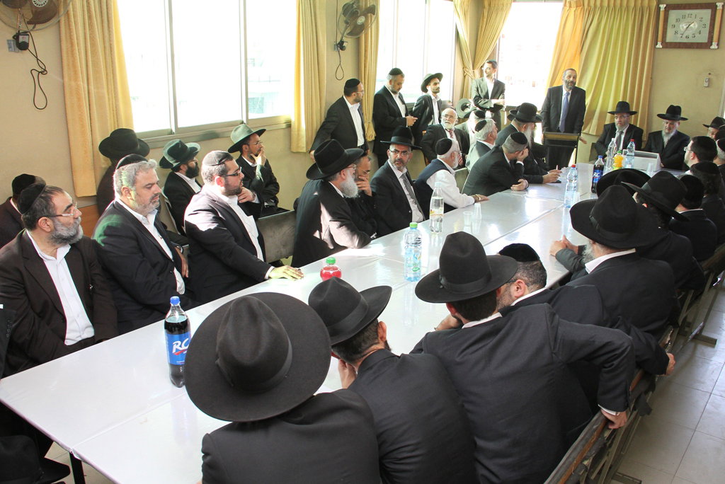 כשאריה דרעי התיישב על הרצפה