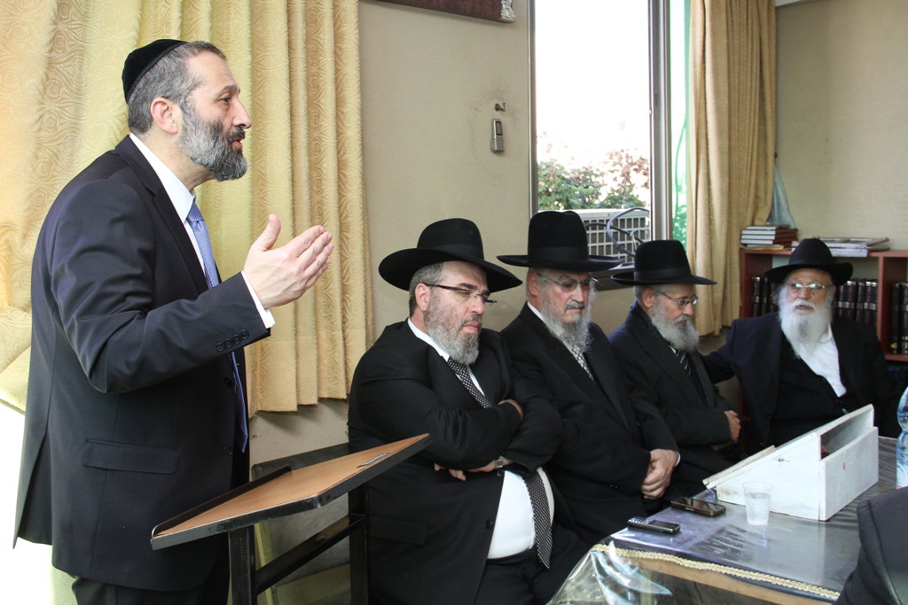 כשאריה דרעי התיישב על הרצפה