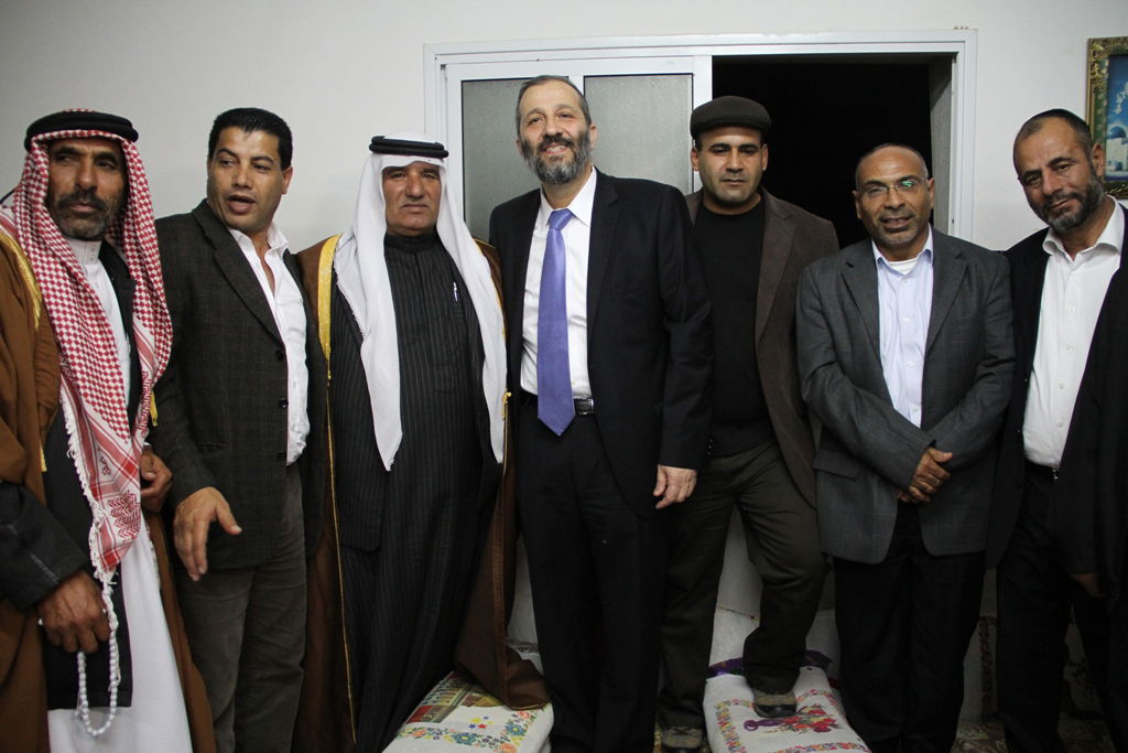 הפיסטוקים: מה עשה אריה דרעי בכפר הבדואי?