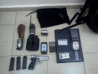 תעודת השוטר המזויפת, האקדח והמחסניות שנתפסו אצל החשוד