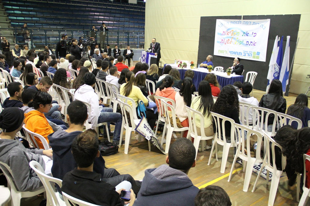 אריה דרעי בסיור בבירת הנגב: תלמידים וסוכריות בשוק