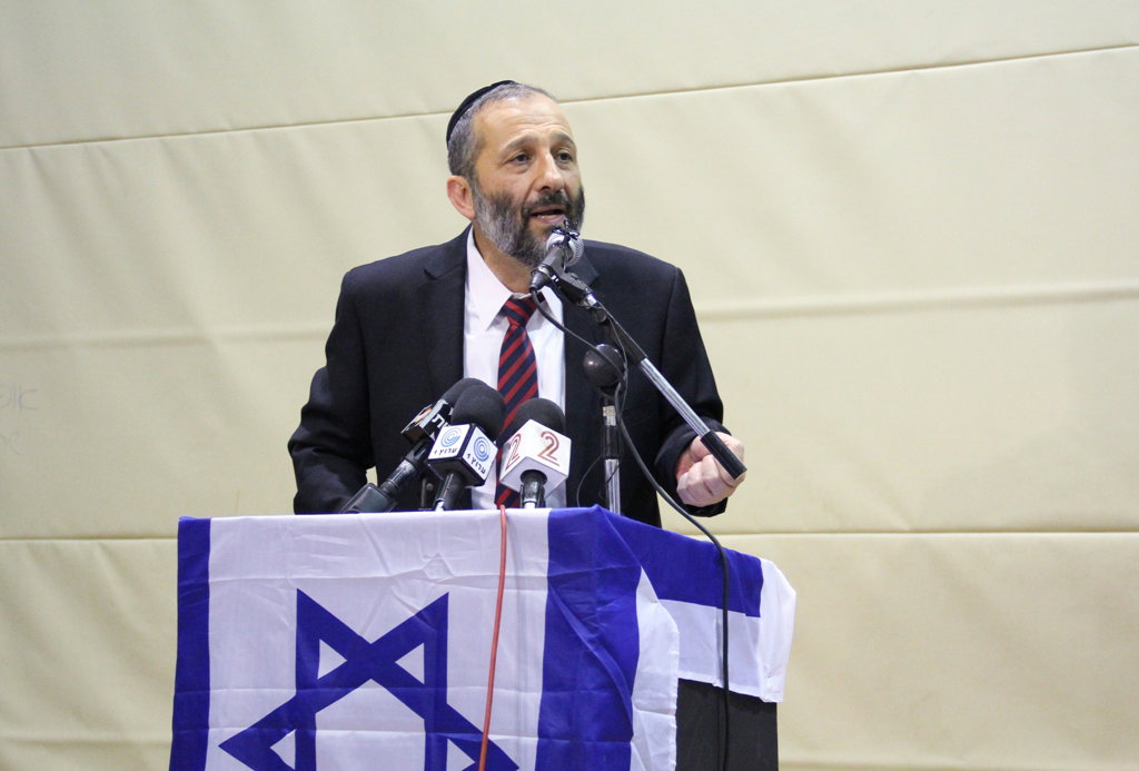 אריה דרעי בסיור בבירת הנגב: תלמידים וסוכריות בשוק