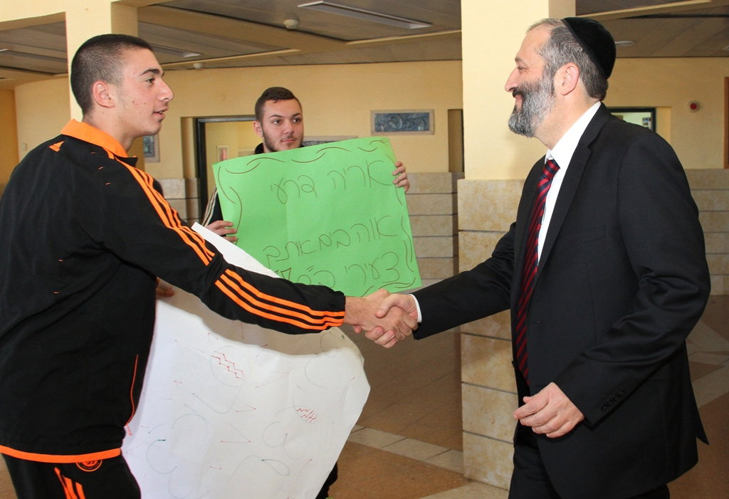 אריה דרעי בסיור בבירת הנגב: תלמידים וסוכריות בשוק