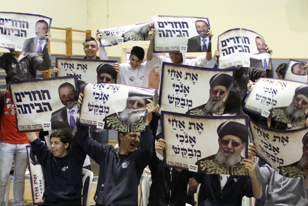 אריה דרעי בסיור בבירת הנגב: תלמידים וסוכריות בשוק