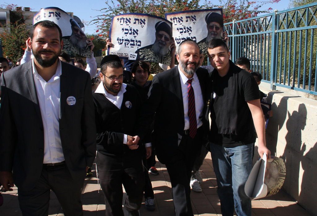 אריה דרעי בסיור בבירת הנגב: תלמידים וסוכריות בשוק