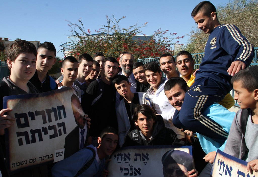 אריה דרעי בסיור בבירת הנגב: תלמידים וסוכריות בשוק